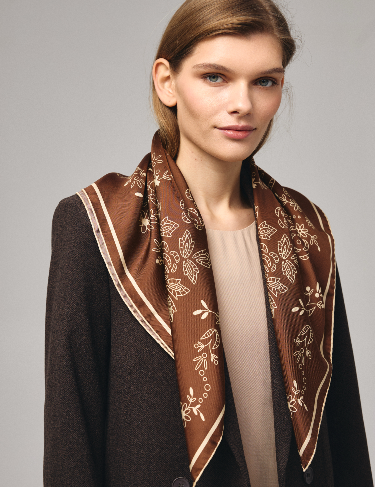 Картинка Хустка темно-коричнева з бежевим